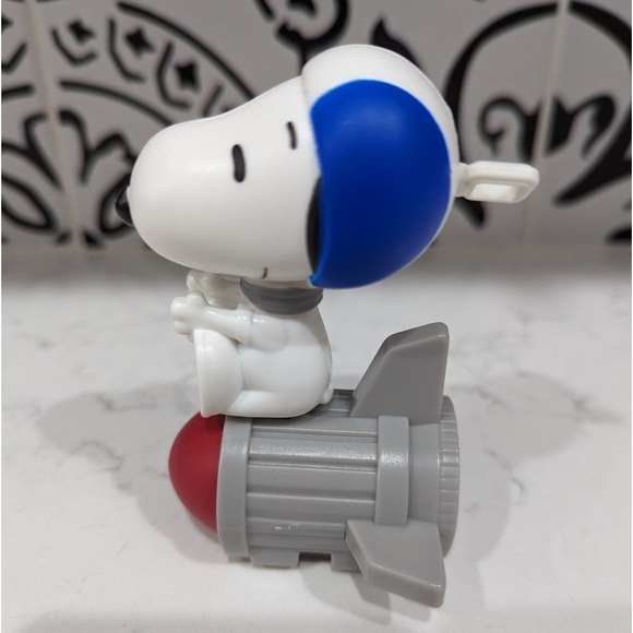 2018 MCDONALDS TOY COLLECTIBLE SNOOPY ON A SPACE ROCKET COLLECTORS - Picture 2 of 3